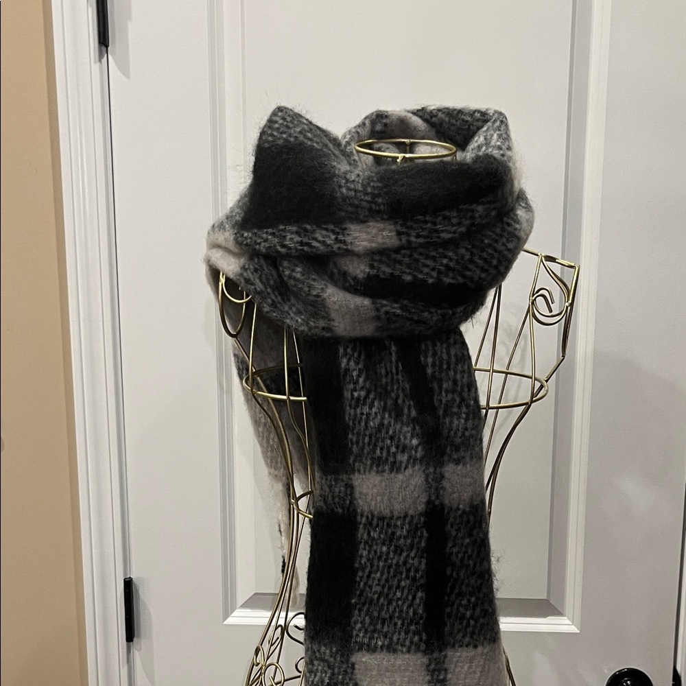 Steve Madden Gray and Black Winter Wool Scarf NEW Size OS